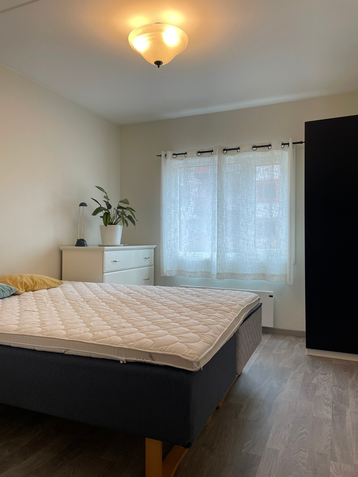 Separat soverom med seng og god oppbevaringsplass Galleribilde