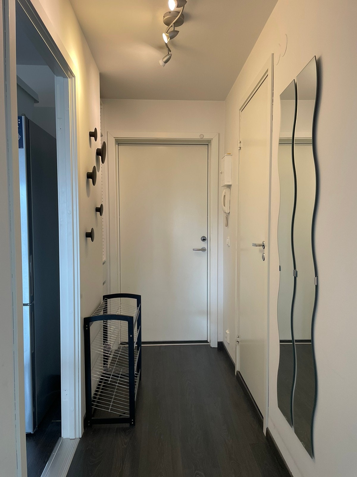 Inngang med skohylle, garderobeskap etc Galleribilde