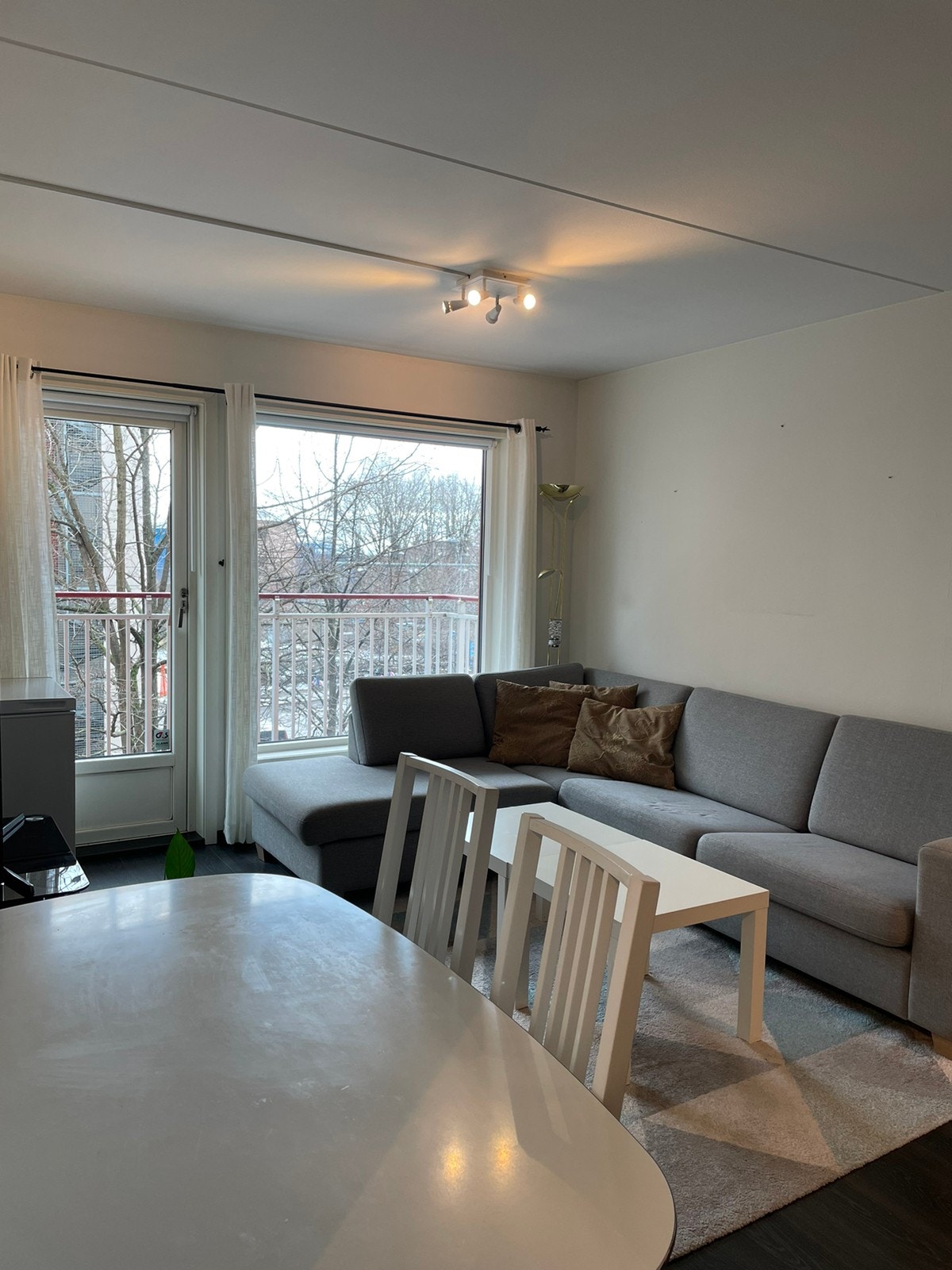 Stue og utgang til balkong Galleribilde