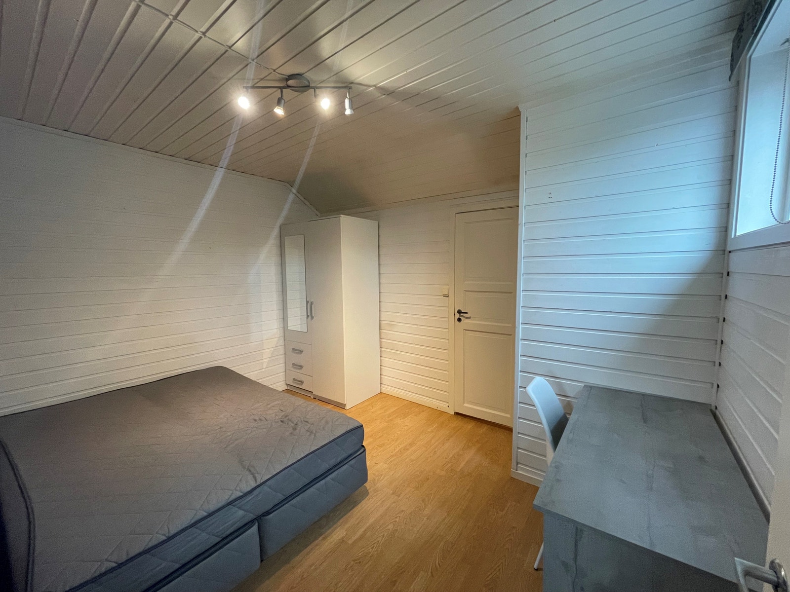 Sov. 2 i 2.etg. Eget toalett og vask i tilknytning til rom Galleribilde