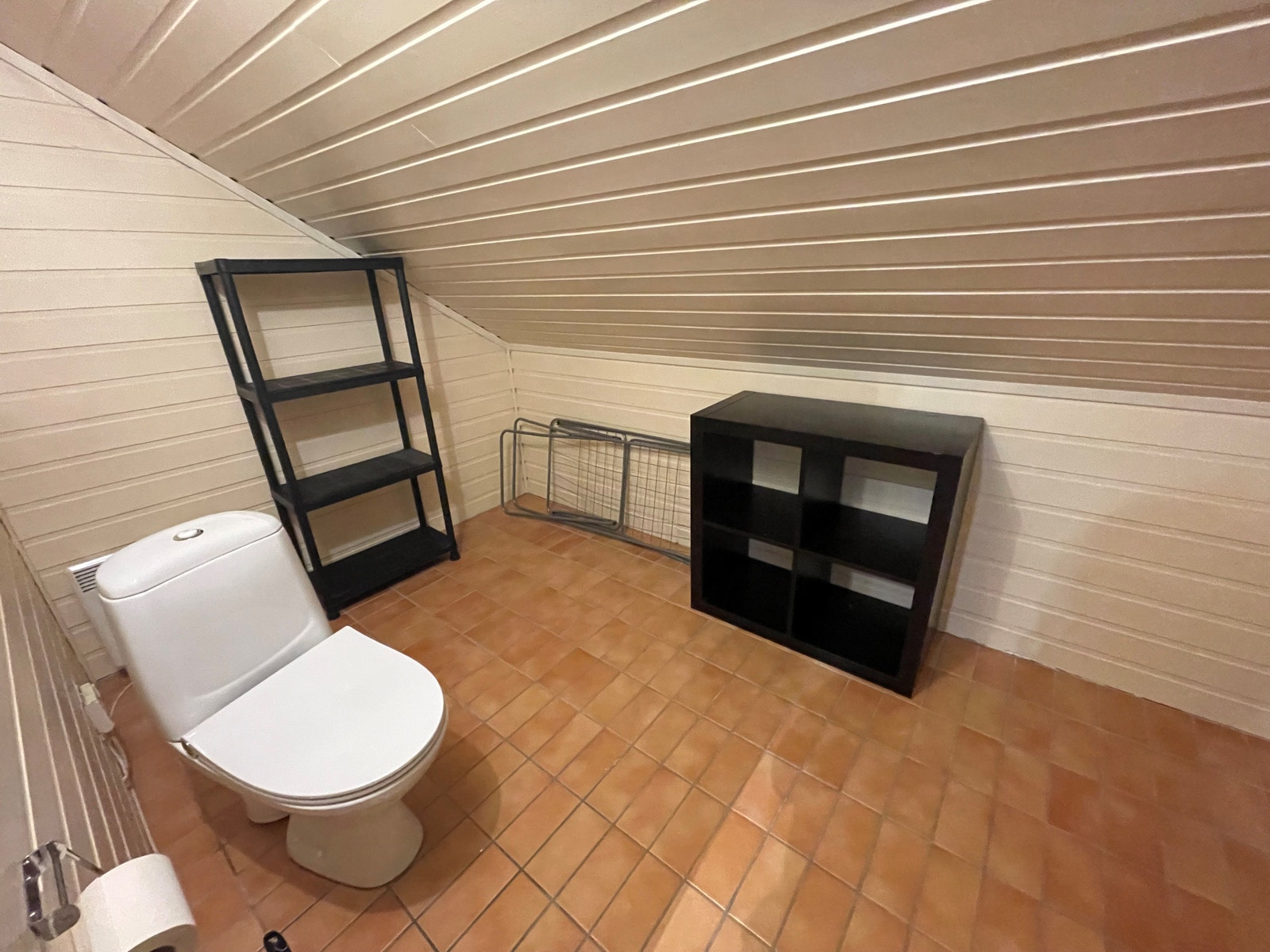 Sov. 2 i 2.etg. Eget toalett og vask i tilknytning til rom Galleribilde