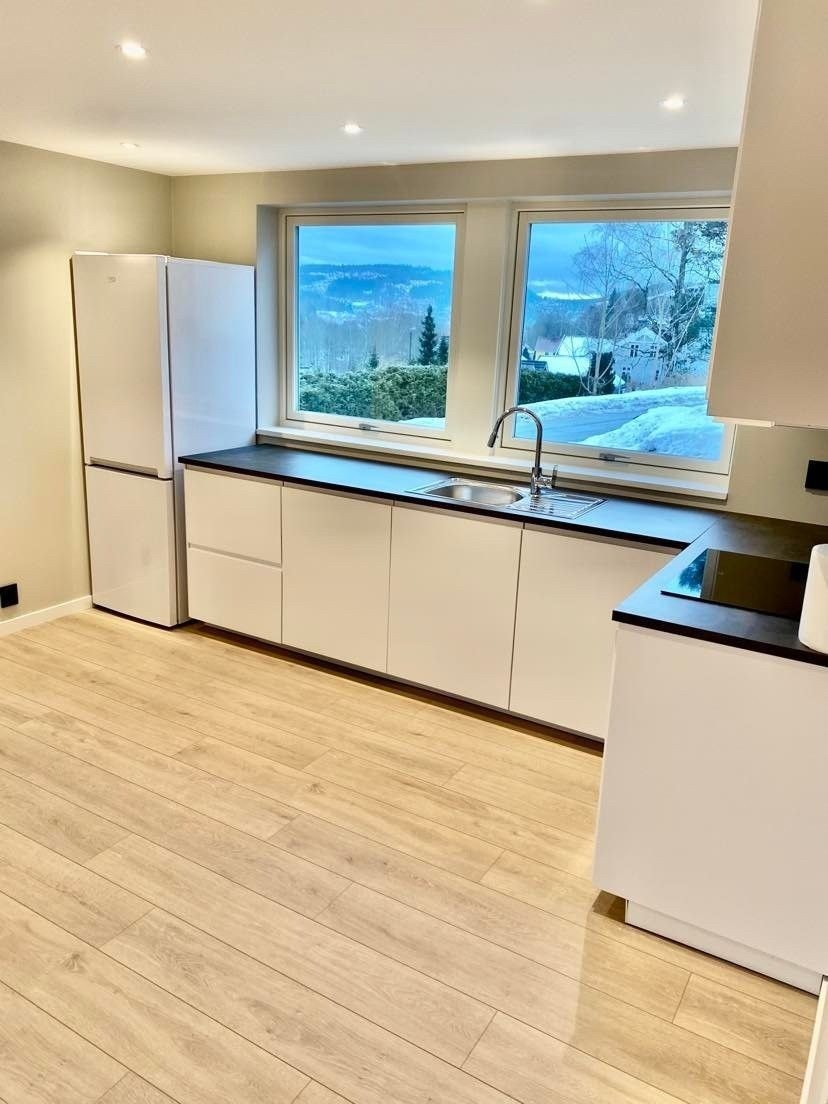 Kitchen with a full view window Galleribilde