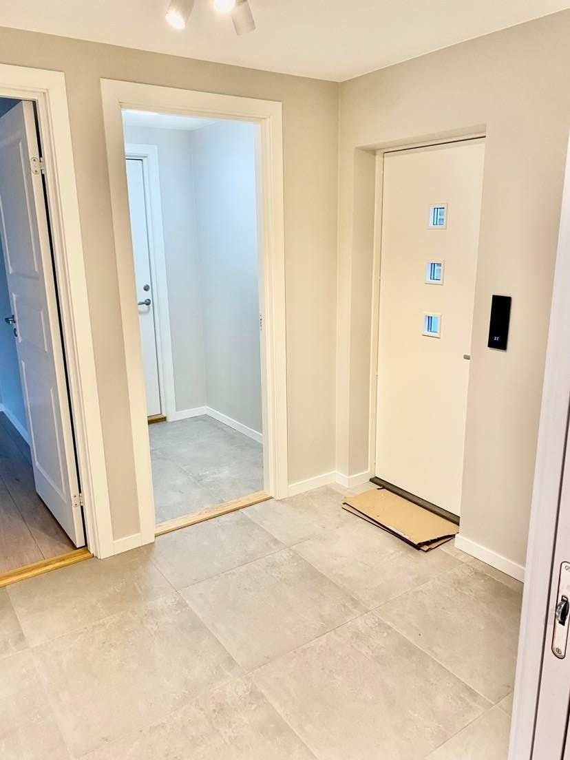 Hall and storage room Galleribilde