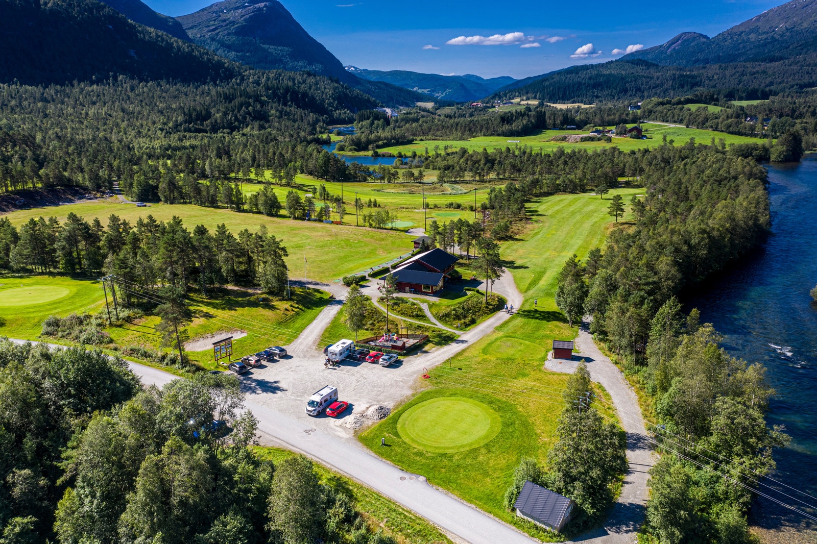 Vassenden har 9-hulls golfbane og rundt golfbanen er det flott tursti Galleribilde