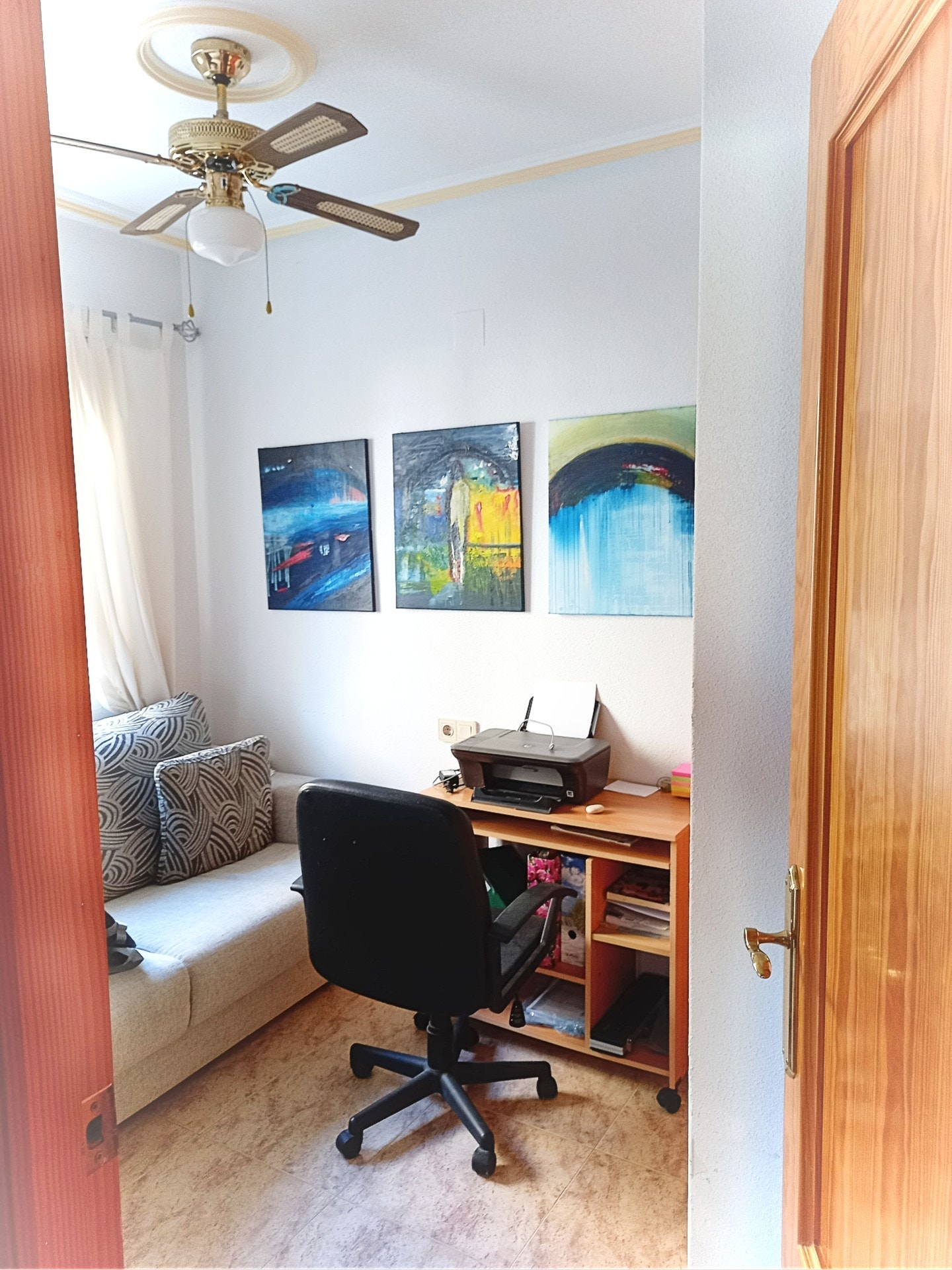 1. etg; Soverom 2 med dobbel skyvedørsgarderobe og sovesofa som blir dobbeltseng. Kontormøbler kan trilles vekk om man ønsker å sette barneseng her Galleribilde