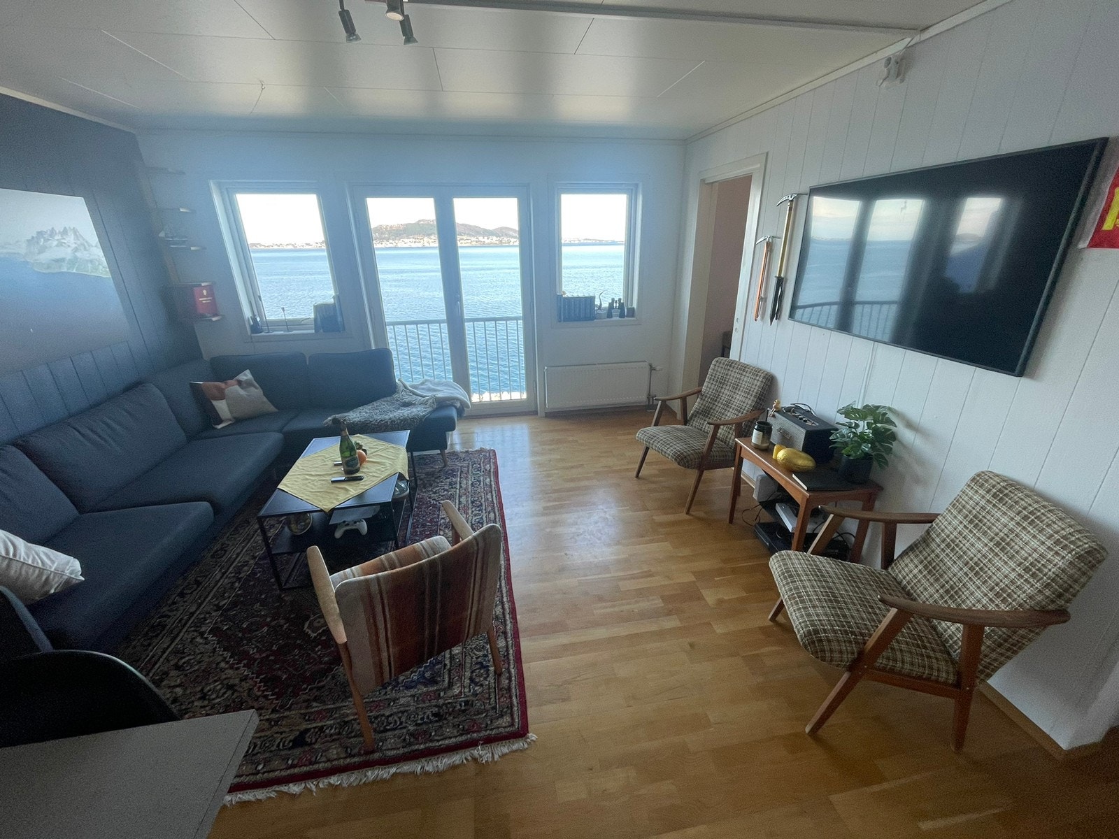 Det er gjort noen endringer med møbler og maling, men det meste av småting her vil fjernes før ev utleie. Galleribilde