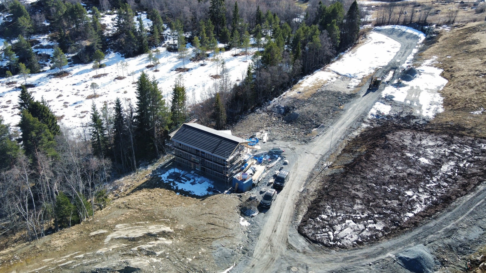 Dronefoto som viser bygging av tilsvarende bolig på nabotomten. Galleribilde