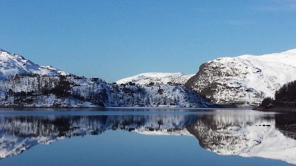 Utsikt fra tomten over Stordalsvatn, Librotet og Stordalen Skitrekk Galleribilde