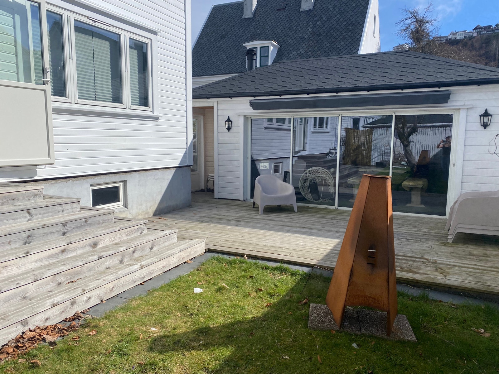 Fin og skjermet uteplass. Lunt og godt. Galleribilde