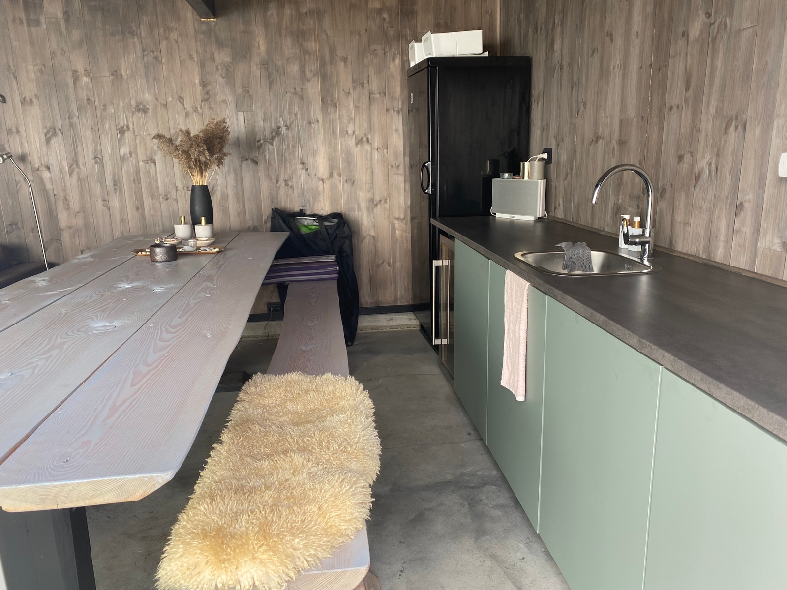 Hagestue med stort spisebord og sofaer Galleribilde