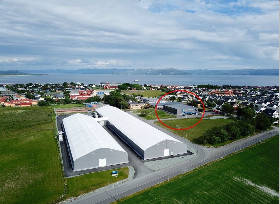 Fasade fra utsiden (bygget ringet rundt i rødt) Galleribilde
