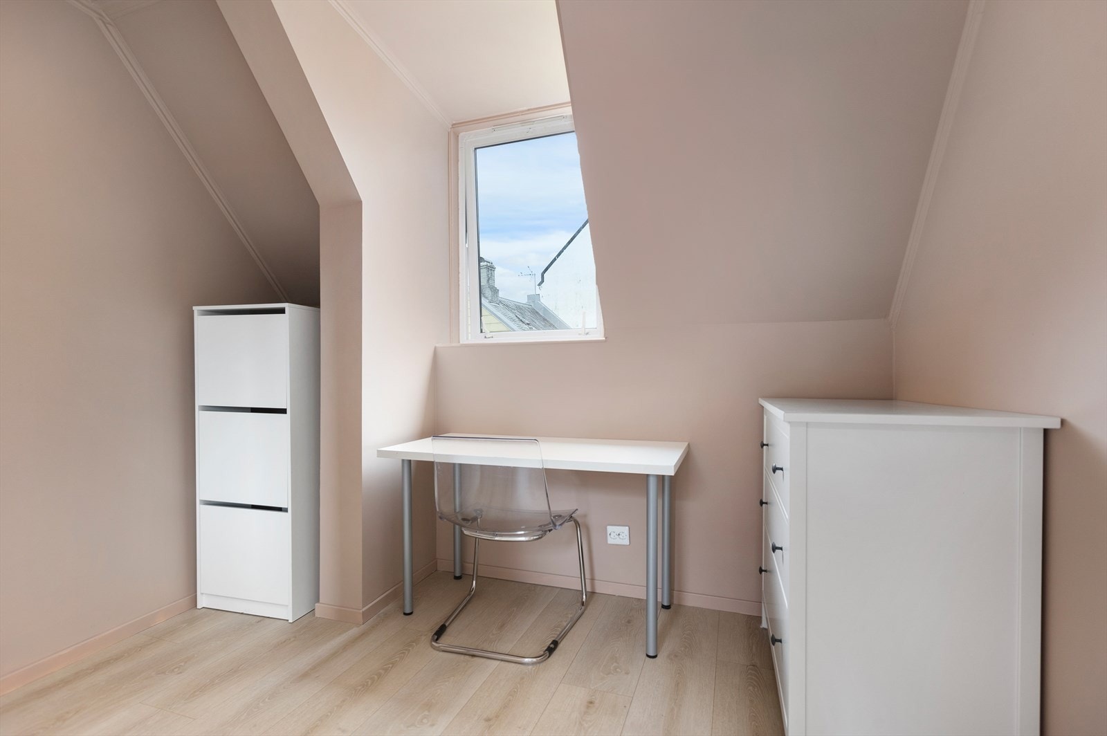 Kontor, Rommet er malt i beige farge Galleribilde