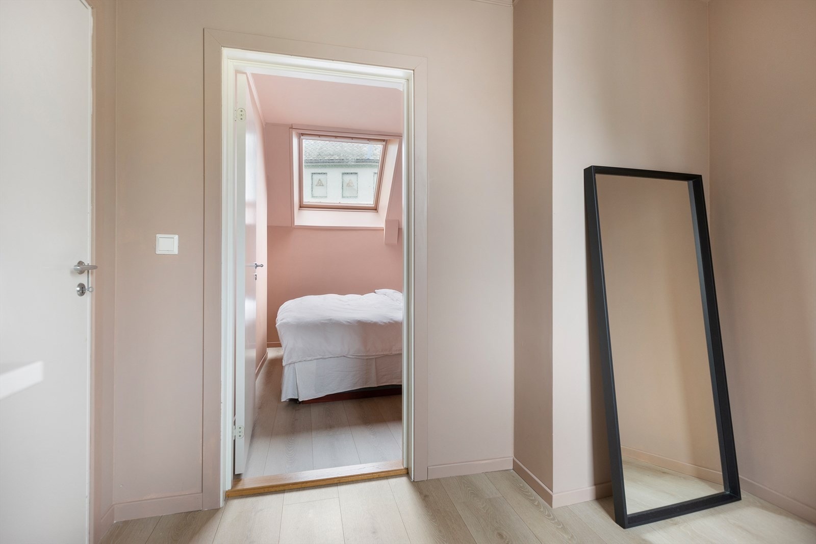 Soverom 3, 9 m^2 malt i en lun grå farge Galleribilde