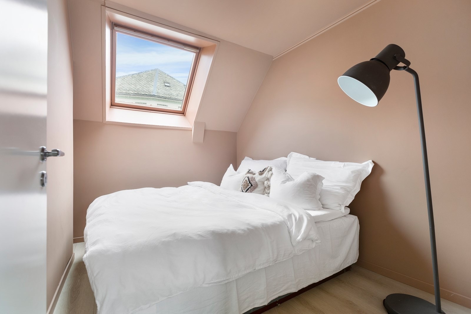 Soverom 3, 9 m^2. Rommet er malt i en lun gråfarge Galleribilde