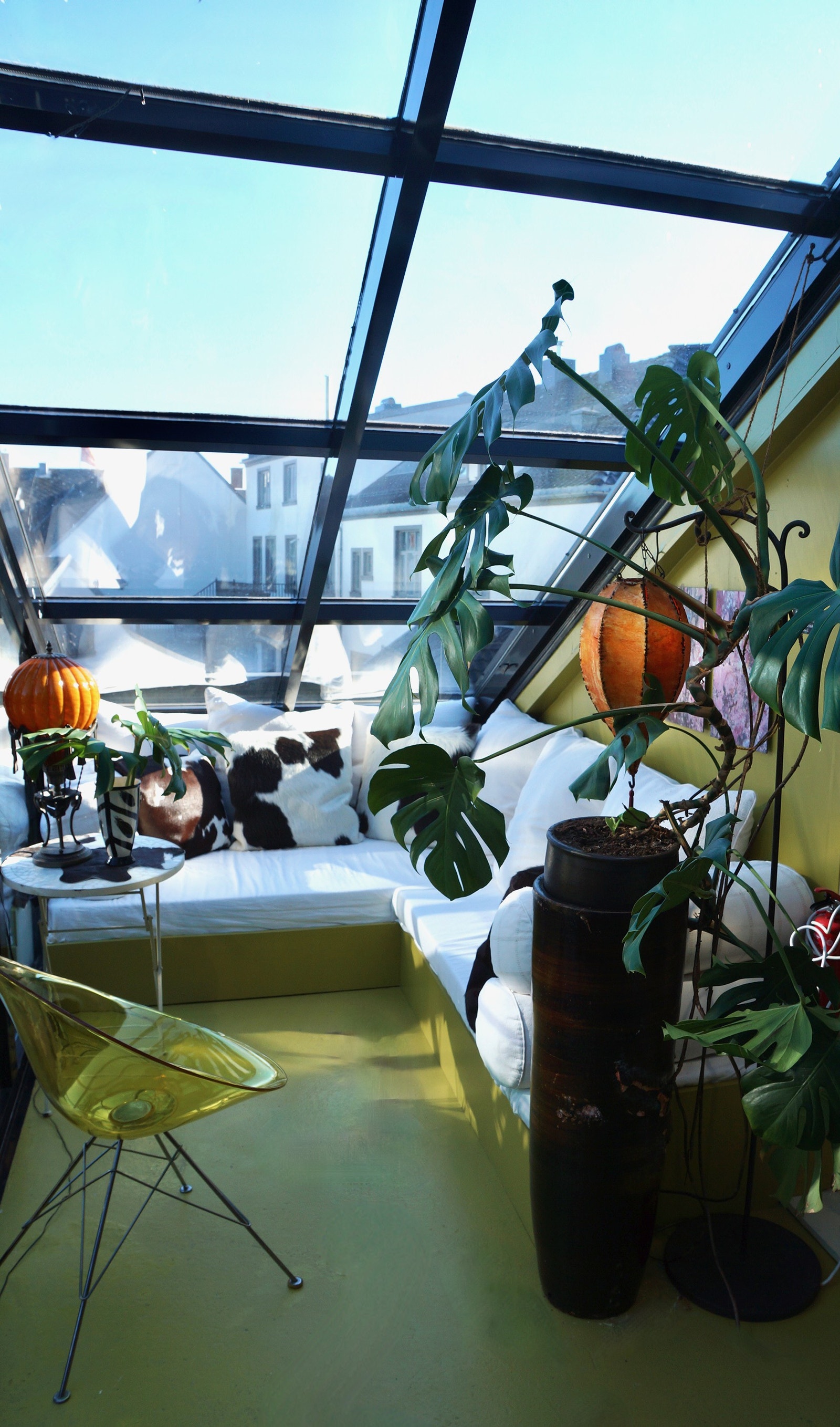 Hagestue / orangeri i direkte tilknytning til hall. Store doble dører ut til takterrasse. Galleribilde