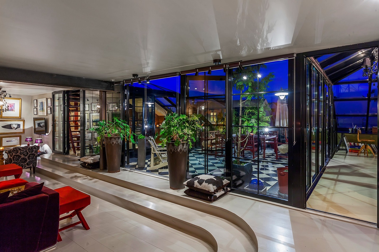 Nivåforskjeller på gulv. Skaper dynamiske, spennende rom. Galleribilde