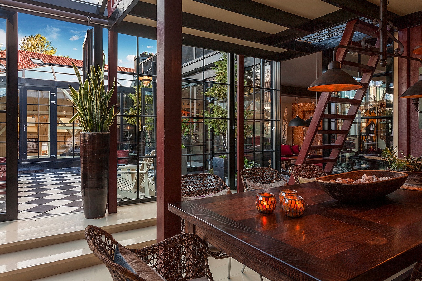 Fra kjøkken store doble dører ut mot første takterrasse. Galleribilde