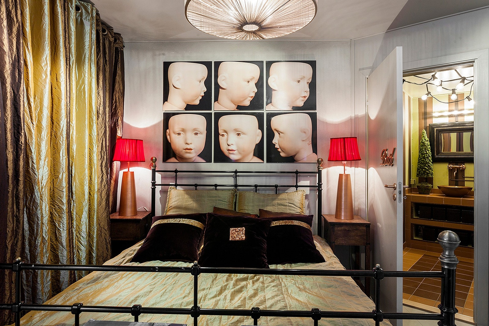 Soverom med eget tilhørende baderom. Totalt finnes 3-5 rom/ soverom. Flere muligheter for innredning ift behov av rom/ soverom. Galleribilde