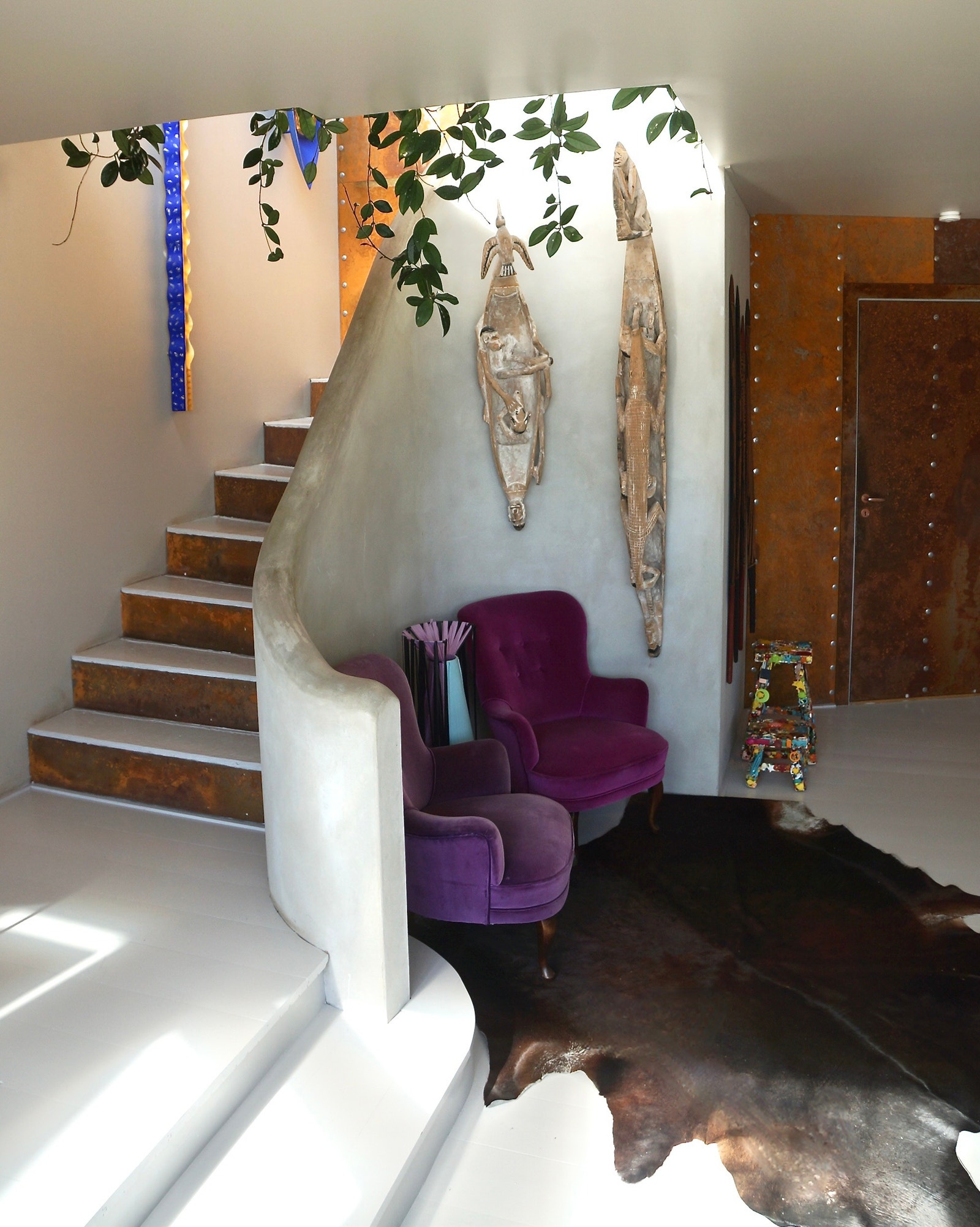 På plass støpt, solid håndverksmessig utført trapp i mur opp til plan 2,5. Galleribilde