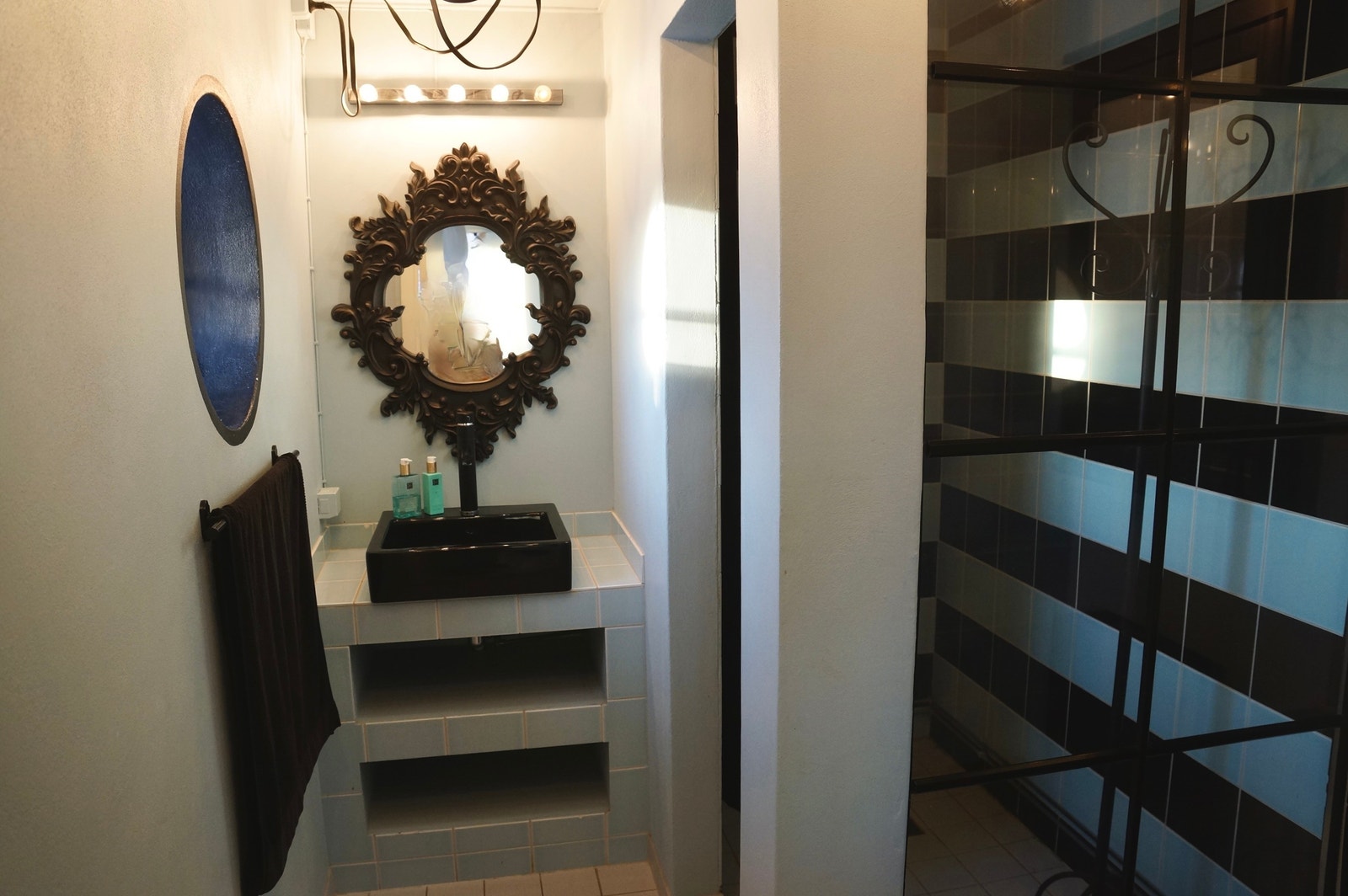 Bad med på plass støpt interiør. Eget dusjrom med glassparti som er gjennomgående i hele eiendommen. Galleribilde