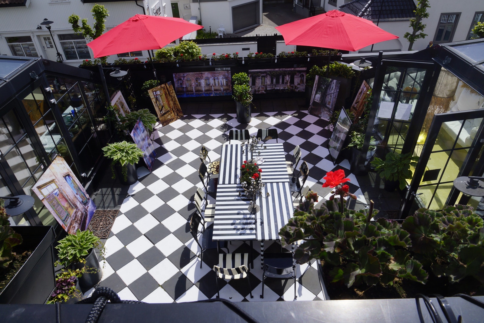 Synsvinkel fra øverste takterrasse ned mot lunt atrium. Galleribilde