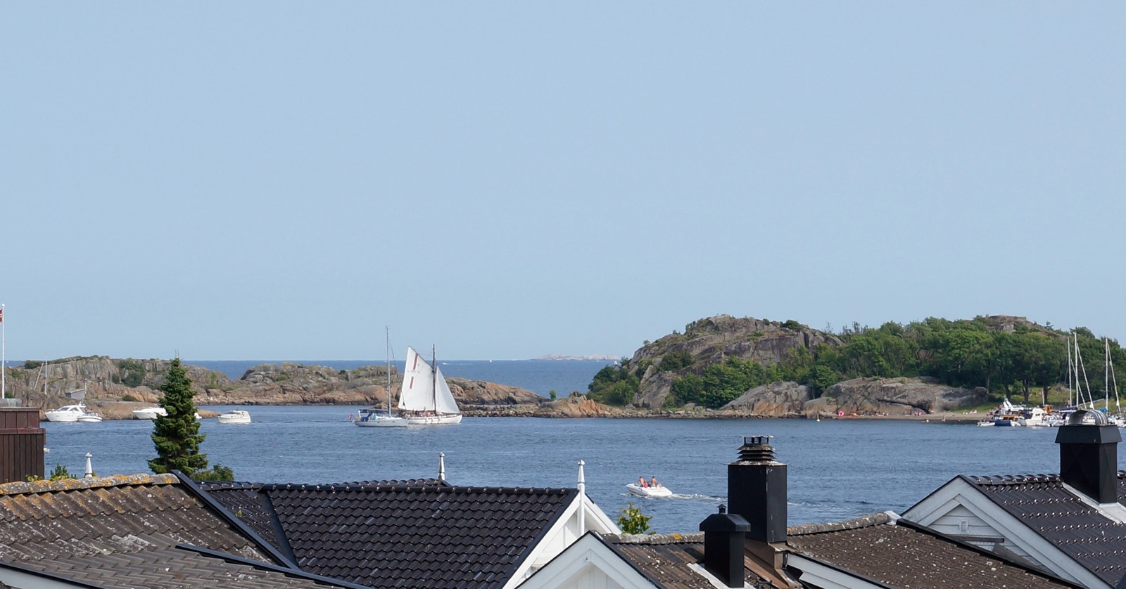 Utsikt fra øverste takterrasse. Utsikt i flere retninger : mot havet, mot kirken og torget. Galleribilde