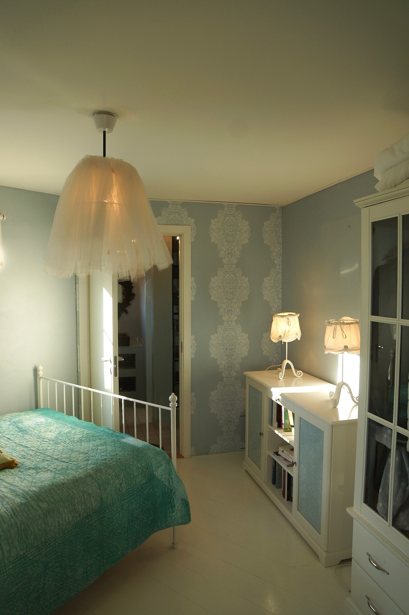 Soverom med eget tilhørende bad. Galleribilde