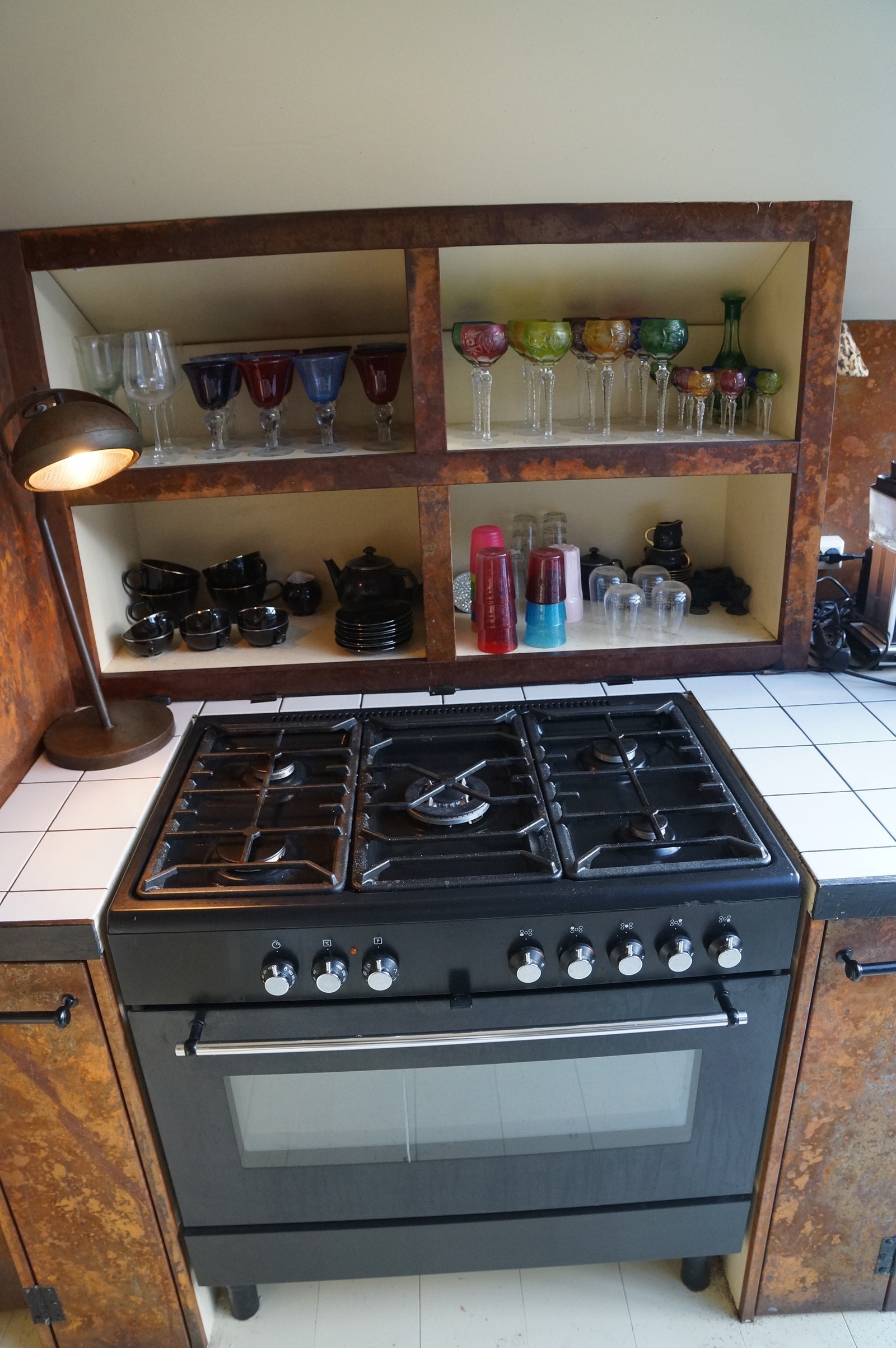 Inngår : Stor gassovn med 5 plater. I tillegg inngår 2.stk kjøleskap, 1. stk.fryseskap, 2.stk.vaskemaskiner. 1. stk. komfyr. Galleribilde