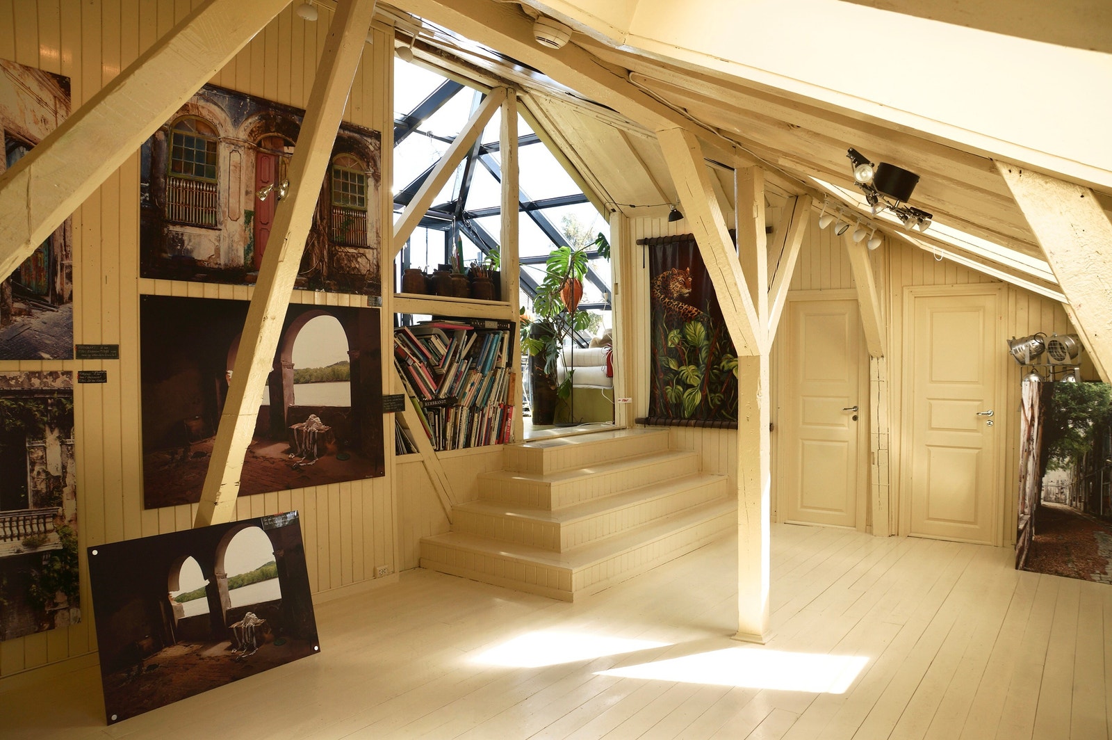 Stor møblerbar hall i direkte tilknytning til hagestue med utgang takterrasse. Hallen benyttes pr.i dag som atelier. Galleribilde