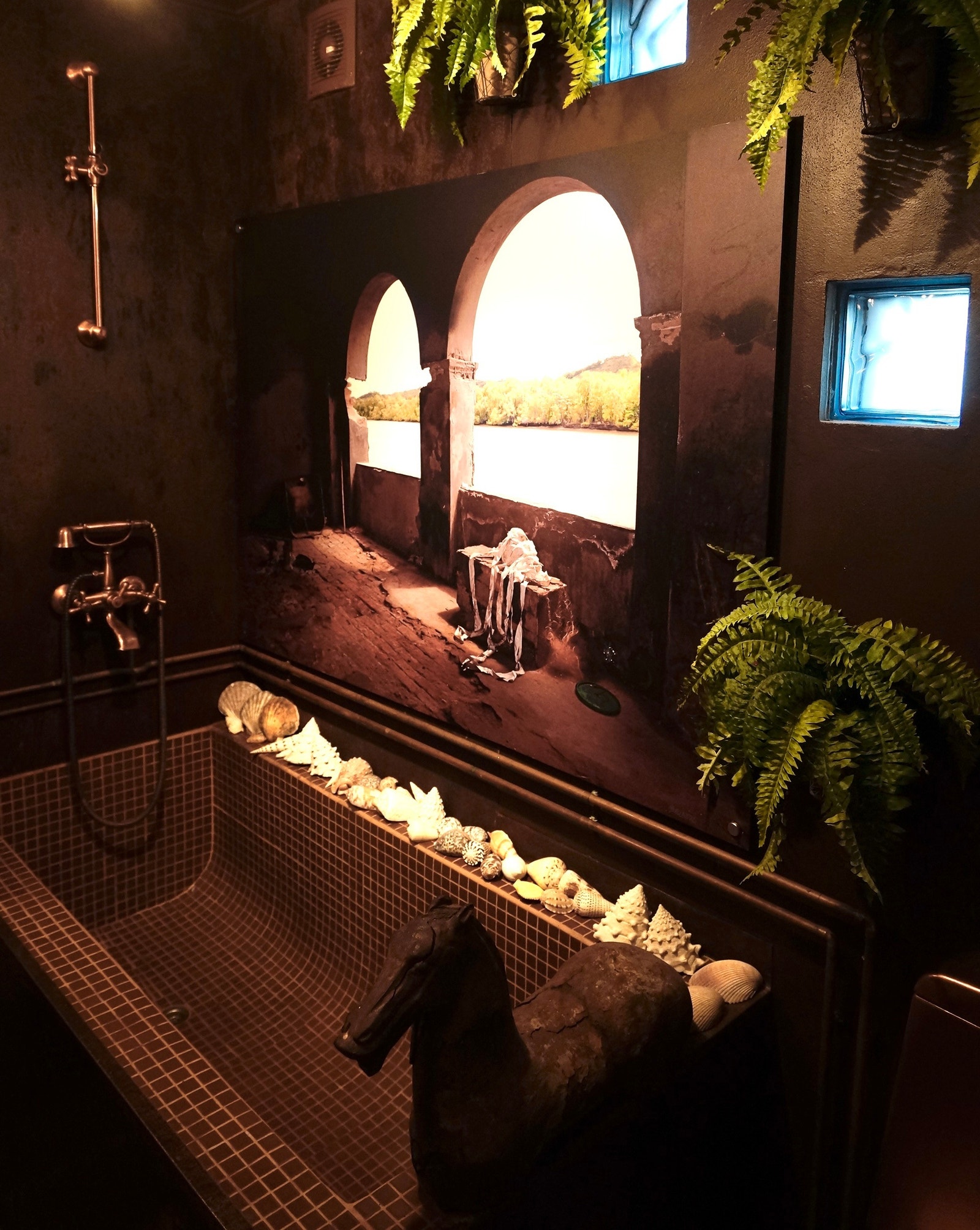 Nydelig håndverksmessig murt badekar med mosaikk. Galleribilde