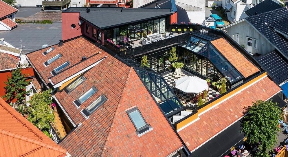 Stor eiendom bestående av eldre restaurert trebygning, og ny urban arkitektur. Galleribilde