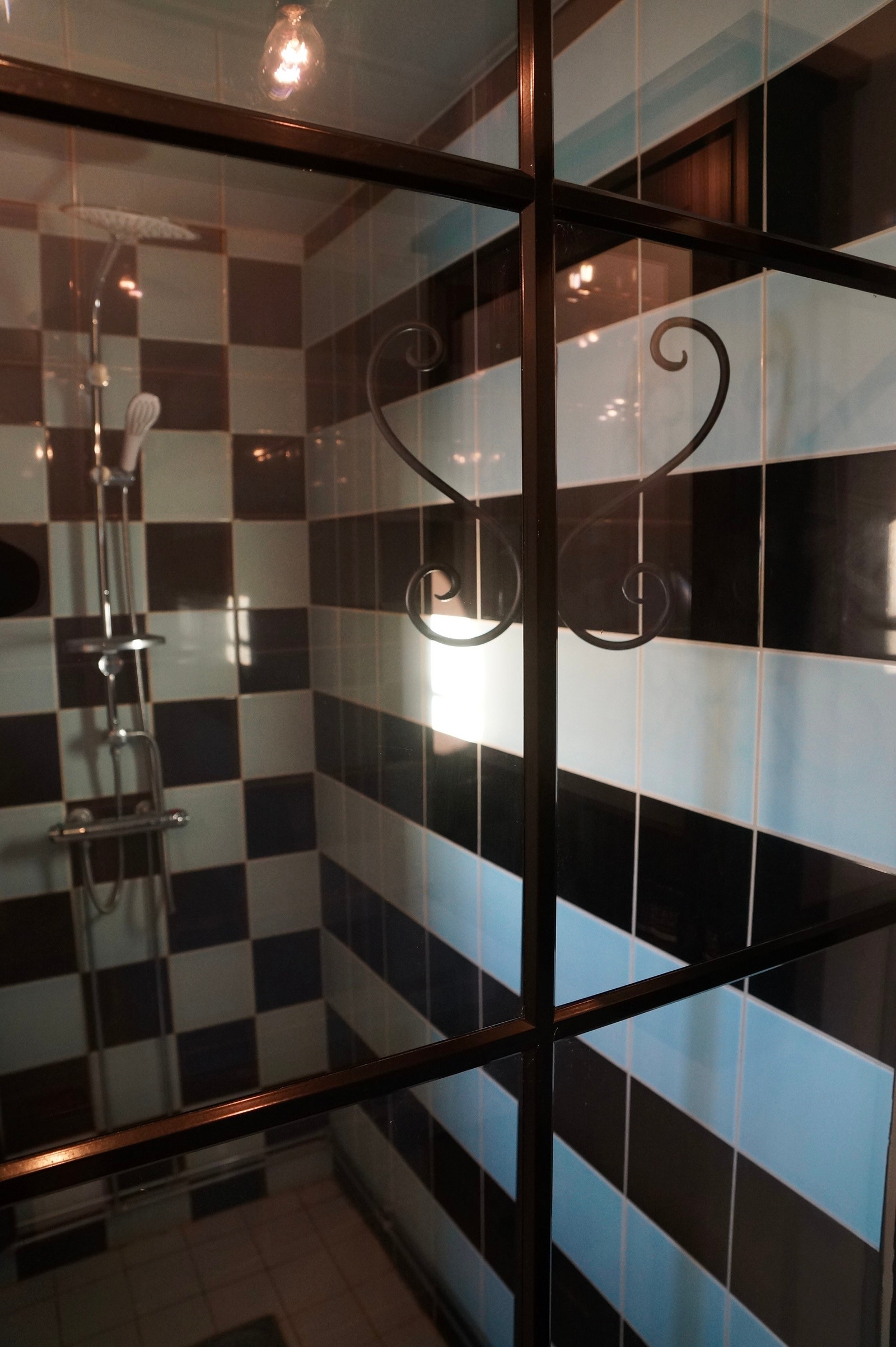 Villeroy og Boch fliser i eget dusjrom. Glassparti i dusjen lik gjennomgående glasspartier i fasader og tak. Helhetlig interiør. Galleribilde