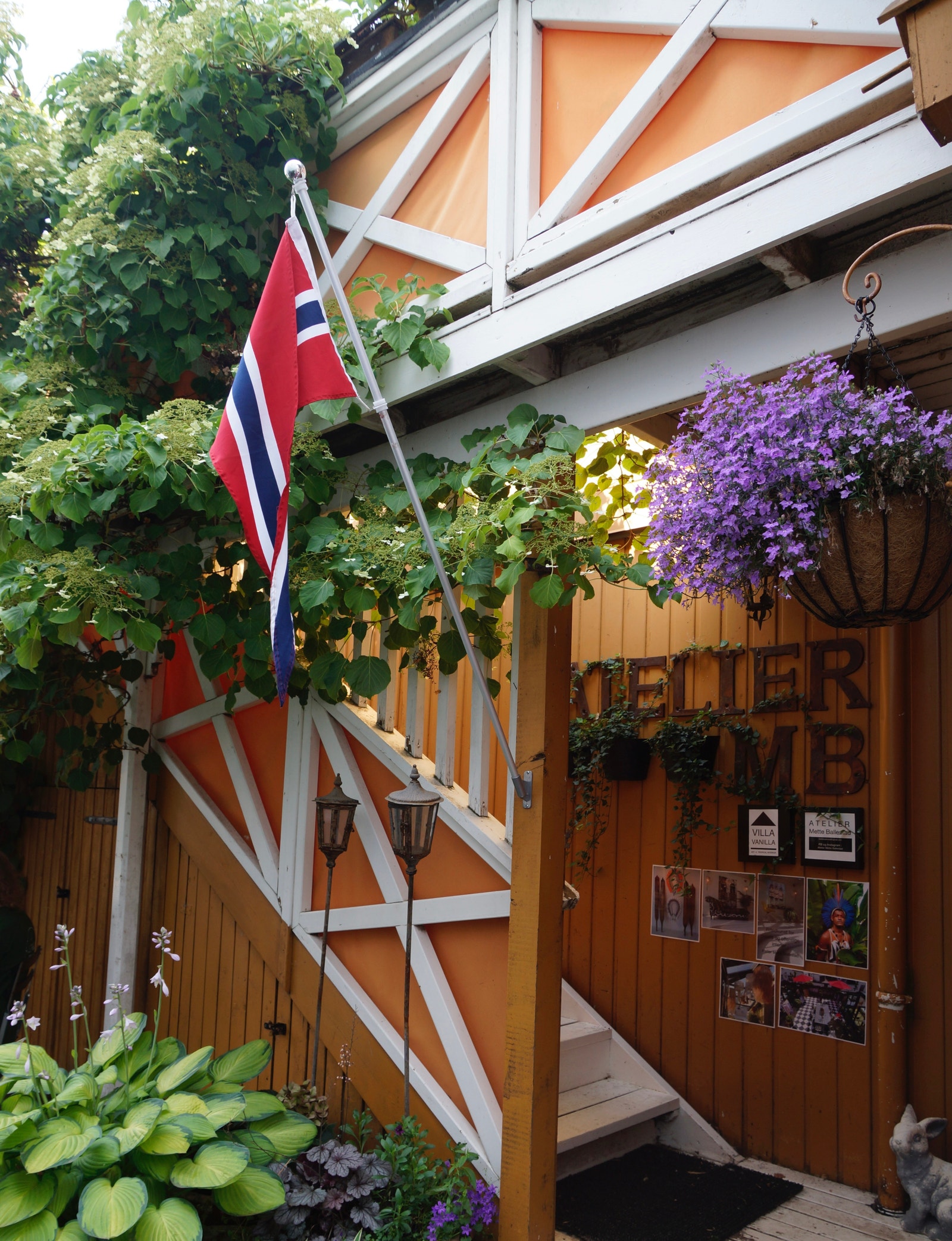 Inngangsparti fra tilbaketrukket gårdsrom. Galleribilde