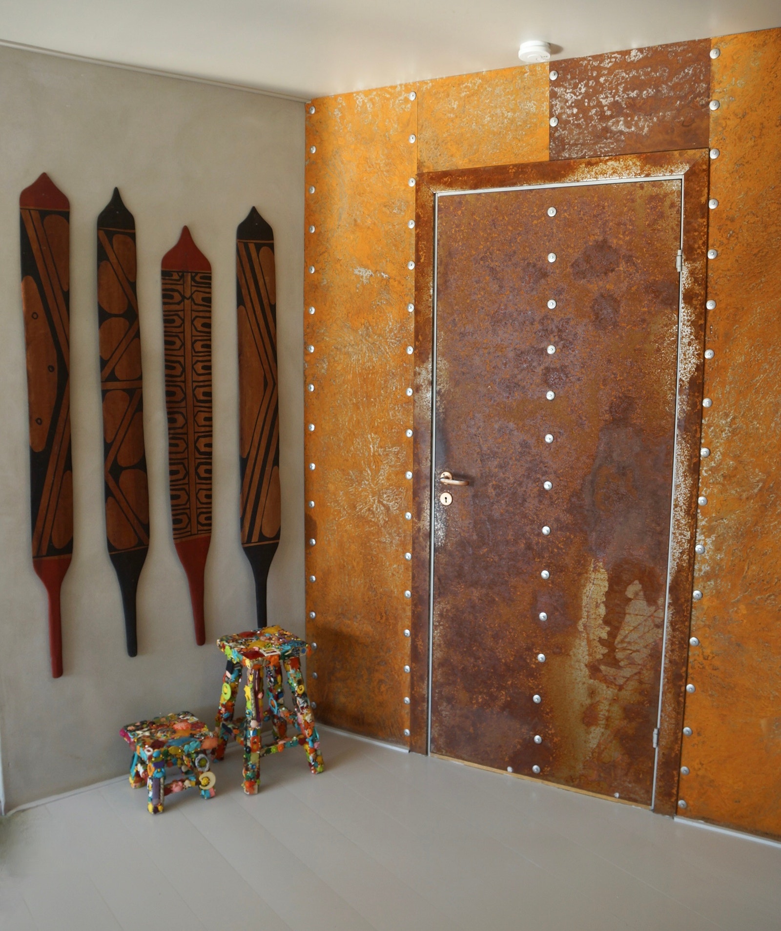 Detalj fra dør og vegg. Stål partier med nagler. Galleribilde