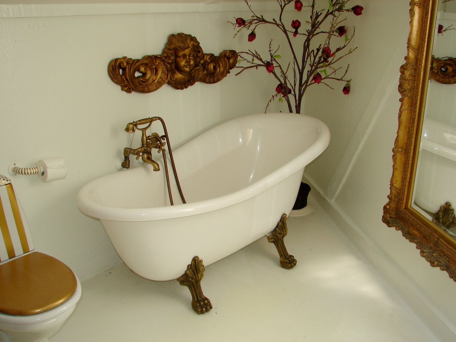 Bad sep. utleie/ praktikandel . Badekar på løveføtter. Galleribilde