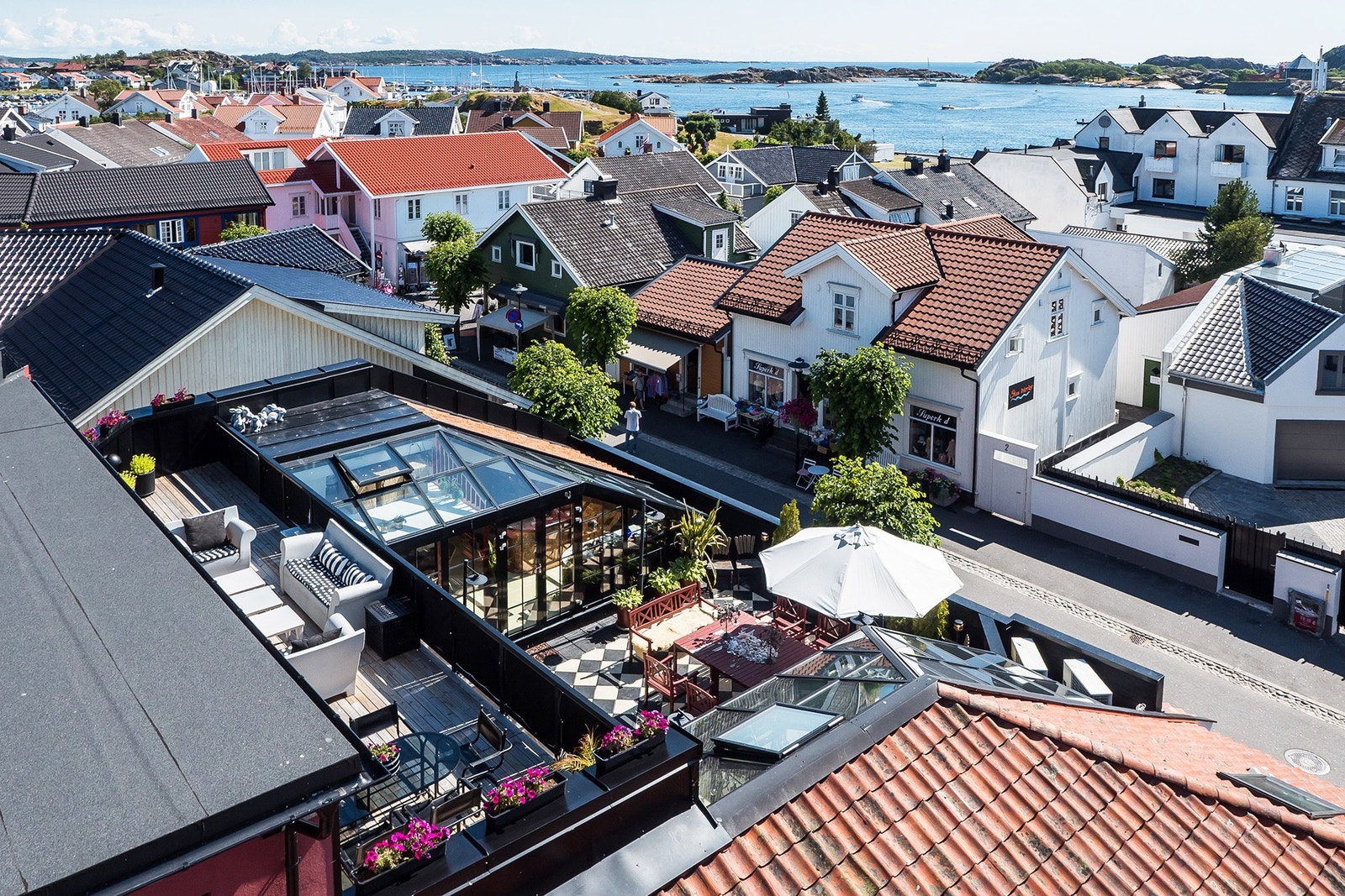 Brygger og båtliv i umiddelbar nærhet. Galleribilde