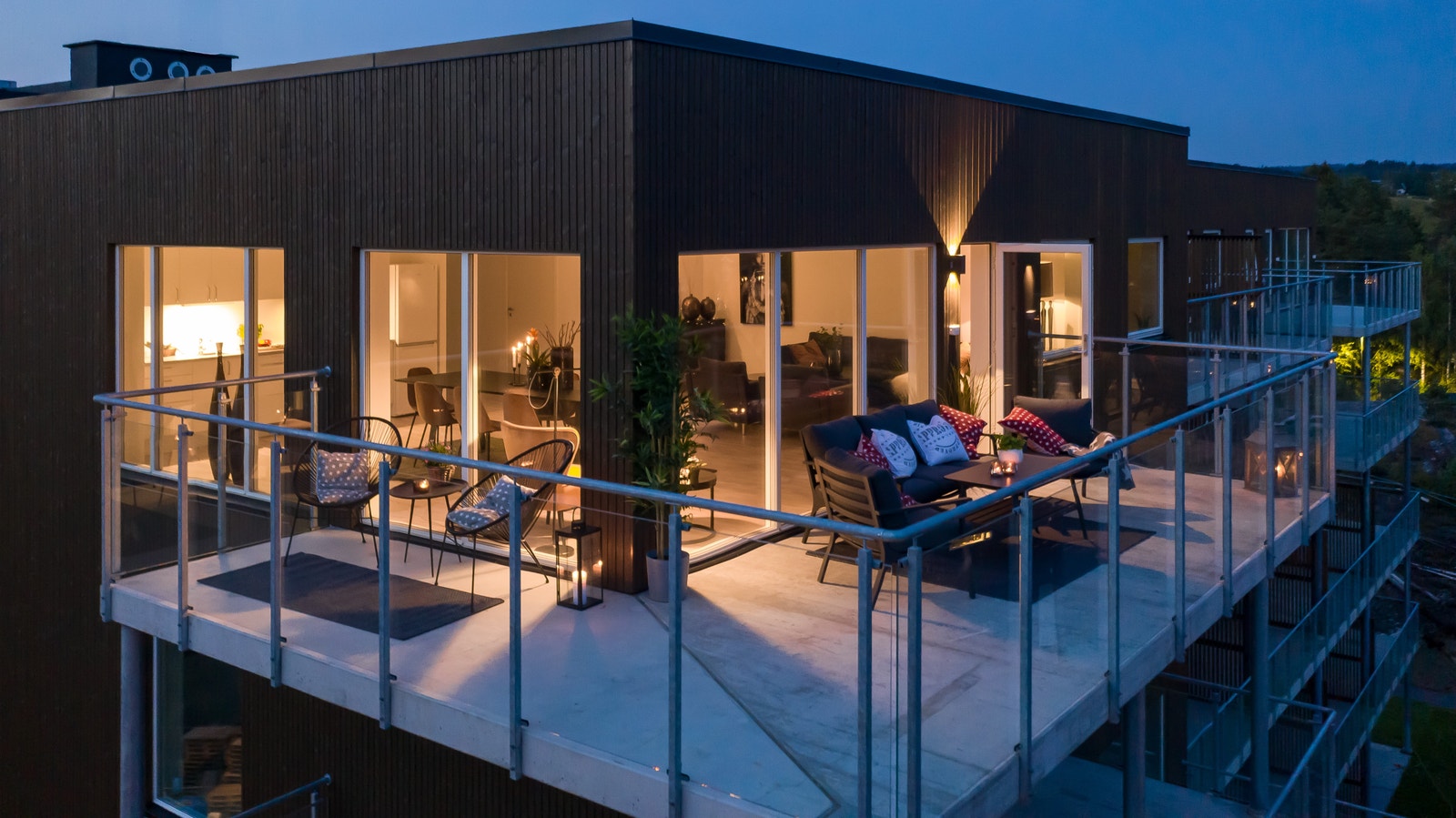 Stor balkong med flott usikt. (Bildet er av tilsvarende leilighet i nabobygget.) Galleribilde