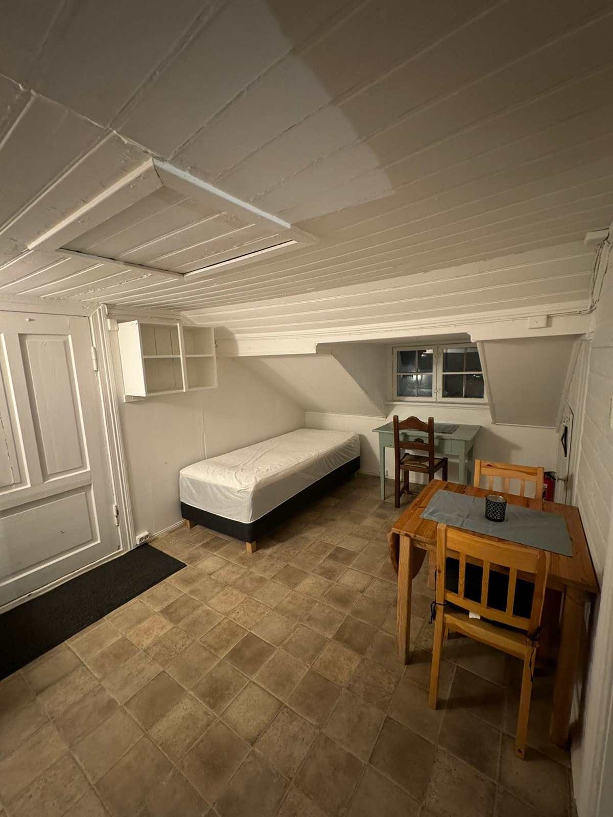 Seng, leseplass og spiseplass med utsikt Galleribilde