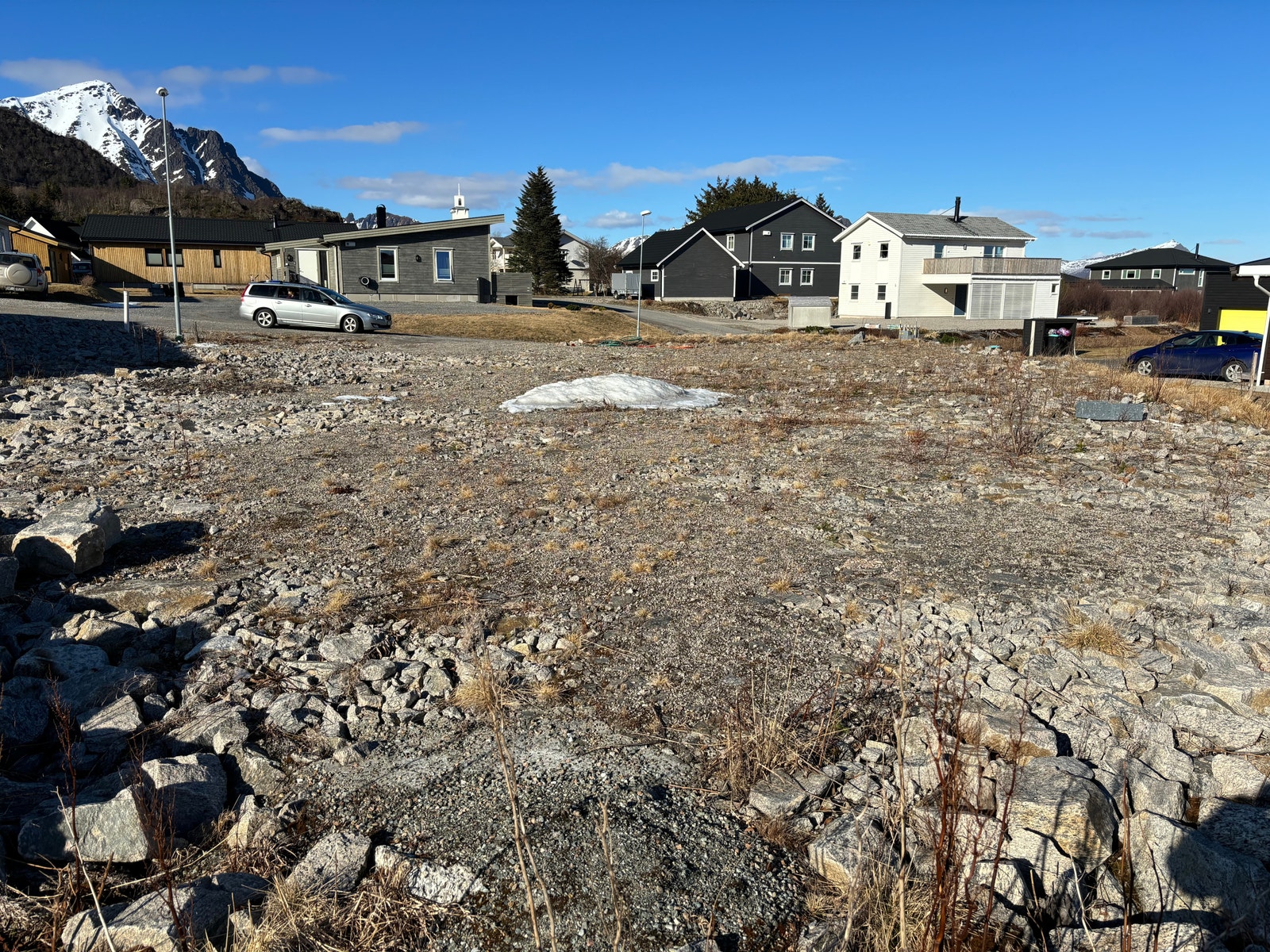 Bilde mot innkjøring til tomt Galleribilde