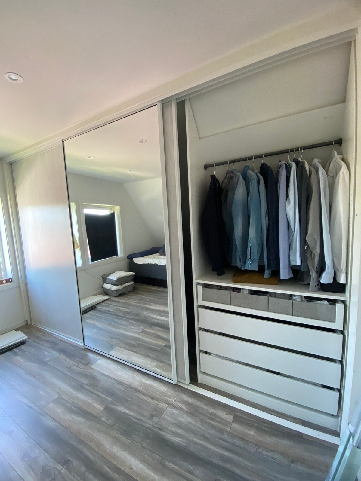 Soverom 2 har et romslig walk-in closet, tilpasset skrå vegg Galleribilde