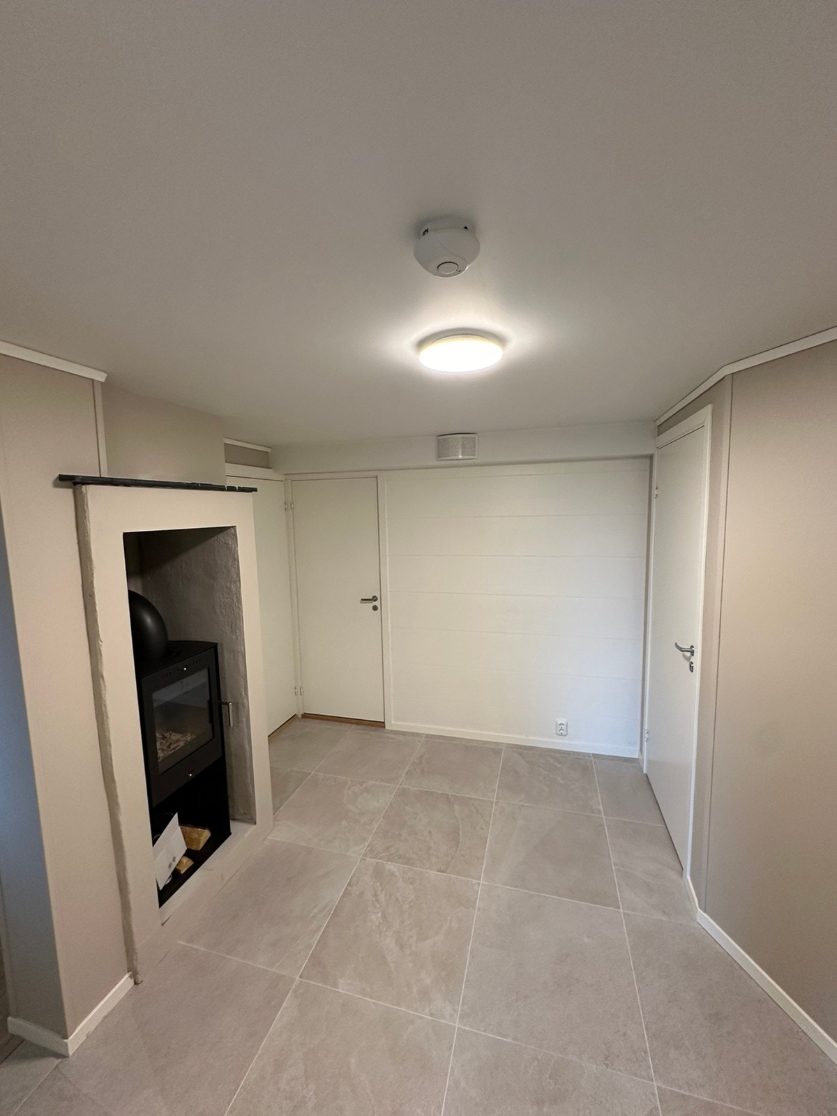 Stor hall, med behagelig vedovn Galleribilde