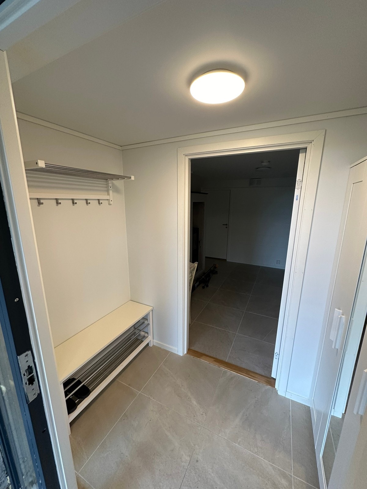 Yttergang, garderobeskap og benk følger med Galleribilde