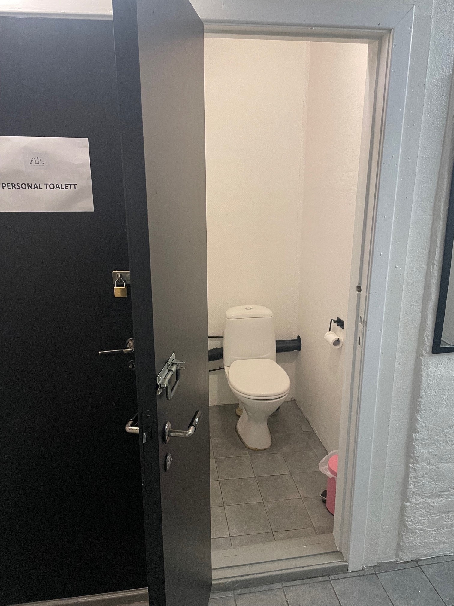 Toalett gjester i underetasje Galleribilde