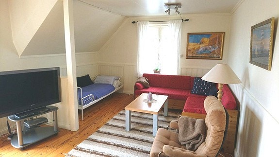 Stue mot vest, sovealkove m seng, Vinkel sofa Galleribilde