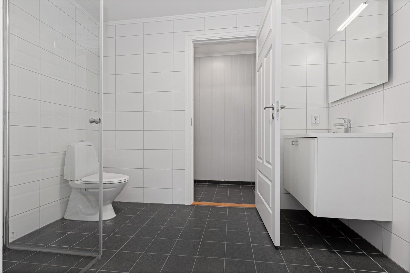 I bakkant av badet er det dør til teknisk rom/bod Galleribilde