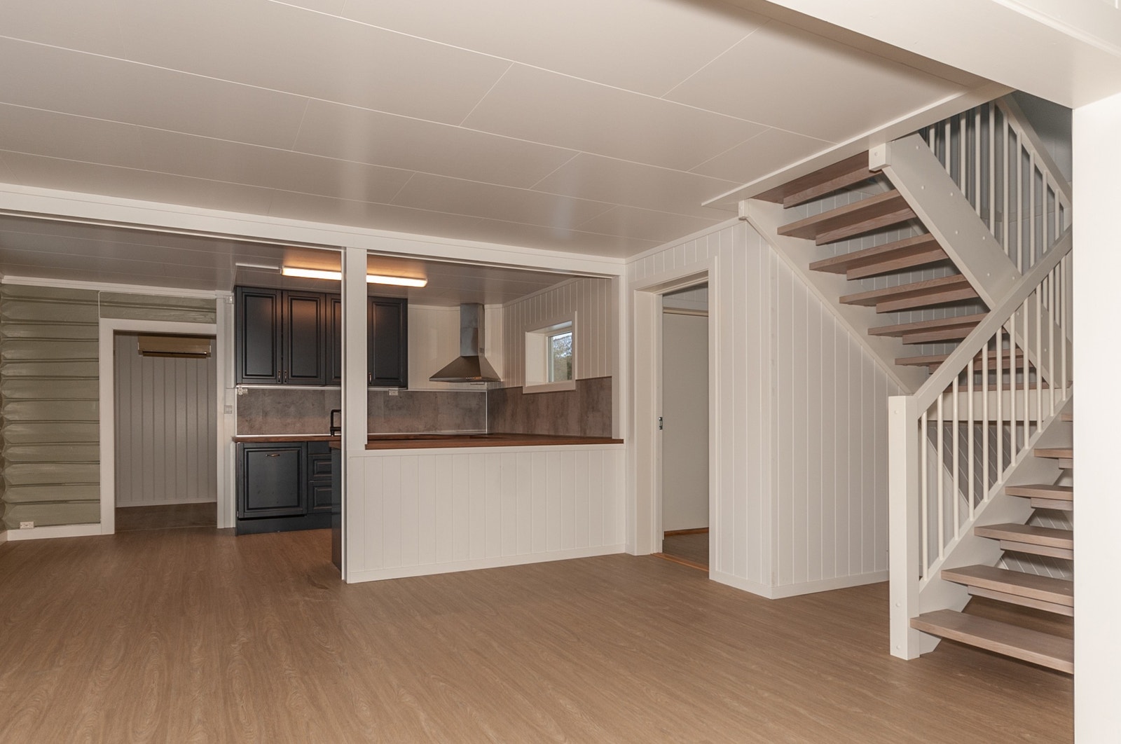 Fra stue mot kjøkken, gang og trapp Galleribilde