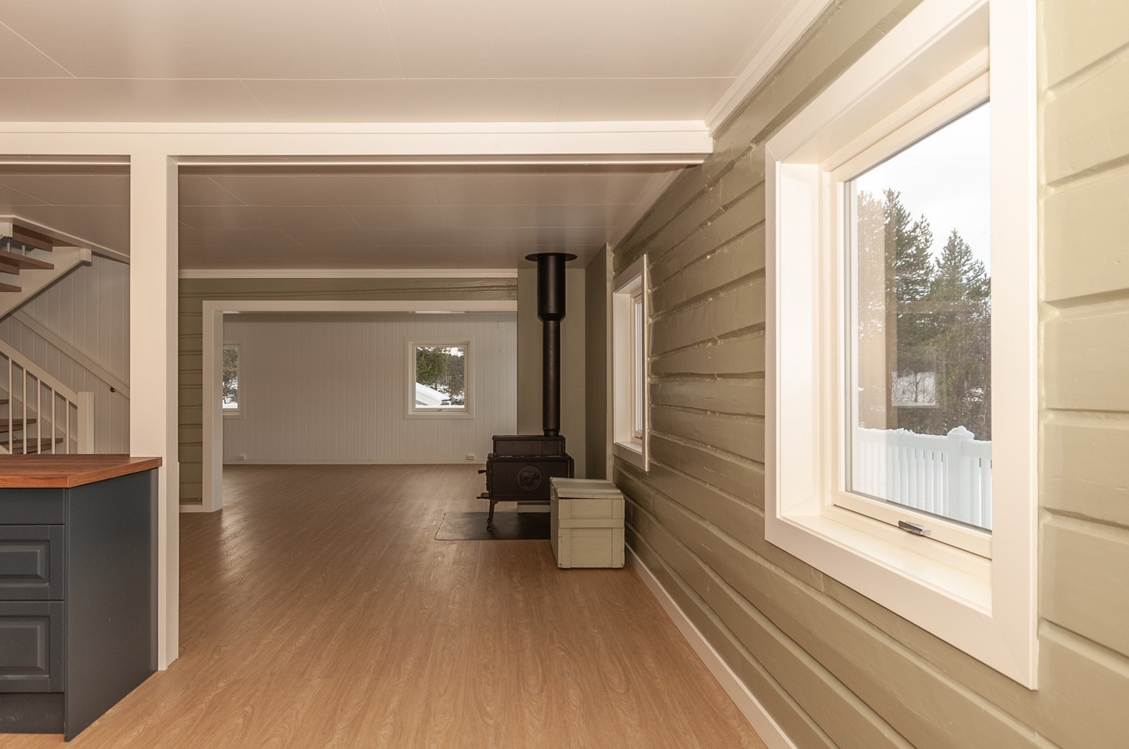 Fra gang mot kjøkken/stue (1 etg). Malt tømmervegg. Galleribilde