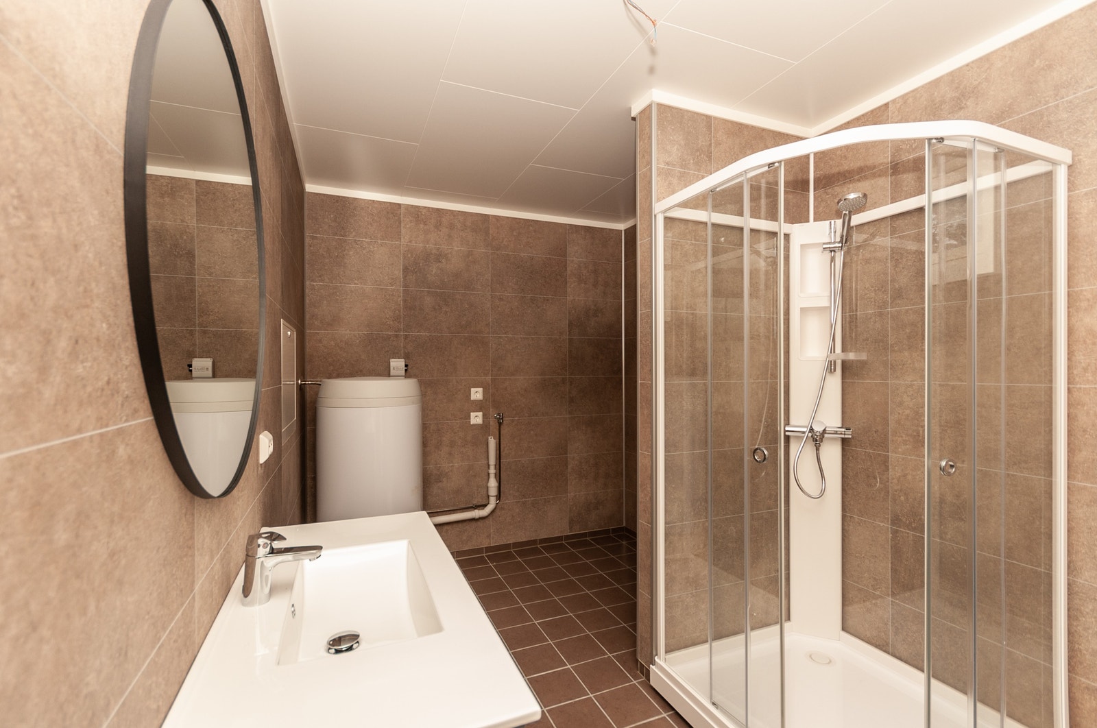 Bad (2. etg). Dusjkabinett, varmtvannsbereder, wc, vaskenisje, baderomsinnredning Galleribilde