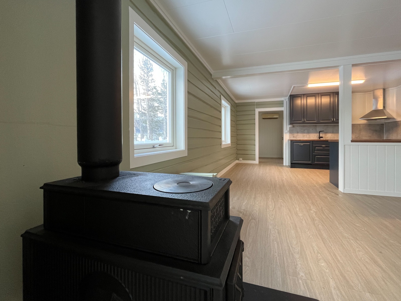 Fra stue mot kjøkken/gang (1. etg) Galleribilde