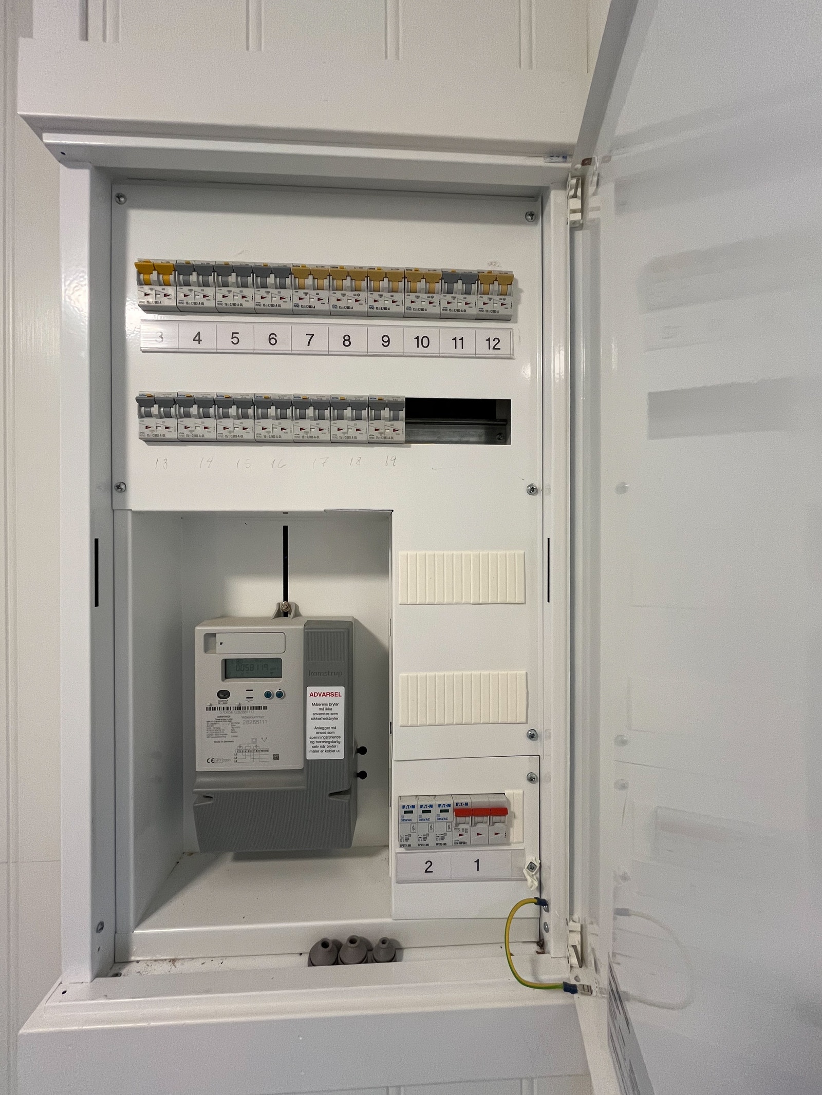 Nytt sikringsskap med automatsikringer Galleribilde